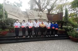 Lễ kết nạp đoàn viên mới và tổ chức dâng hương tại tượng đài Cố Tổng Bí thư Trần Phú