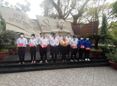 Lễ kết nạp đoàn viên mới và tổ chức dâng hương tại tượng đài Cố Tổng Bí thư Trần Phú